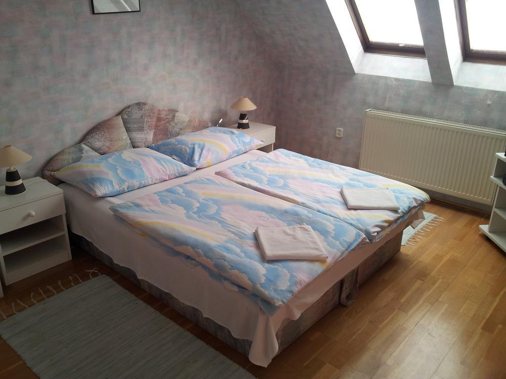 Agi Panzio Obuda Bed and Breakfast Βουδαπέστη Δωμάτιο φωτογραφία
